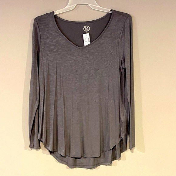 Maurices Tops - 𝅺nwt Maurices size L 24/7 gray v-neck long sleeve shirt